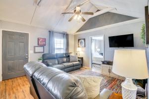un soggiorno con un divano in pelle e una televisione di Pet-Friendly Home with Porch Near Chickasha! a Ninnekah