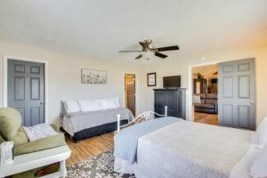una camera da letto con due letti e un ventilatore a soffitto di Pet-Friendly Home with Porch Near Chickasha! a Ninnekah