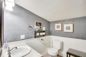 un bagno con un water bianco e un lavandino di Pet-Friendly Home with Porch Near Chickasha! a Ninnekah Altre 16 foto
