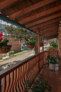 una recinzione in legno su un balcone con piante in vaso di Hotel Casa Encanto Jardín a Jardin