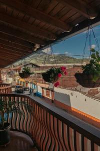 un balcone con vista su una città e piante in vaso di Hotel Casa Encanto Jardín a Jardin Altre 40 foto