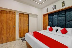 Postel nebo postele na pokoji v ubytování Hotel O Reet Villa