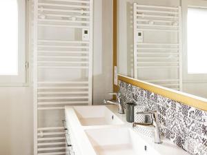 ein Badezimmer mit zwei Waschbecken und einem Spiegel in der Unterkunft Charmante maison berrichonne avec terrasse et WIFI proche Châteauroux - FR-1-591-710 in Déols + 23 Fotos