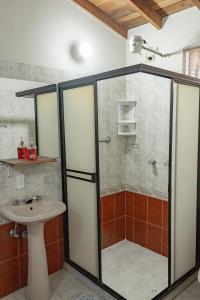 un bagno con doccia e lavandino di Hotel Casa Encanto Jardín a Jardin