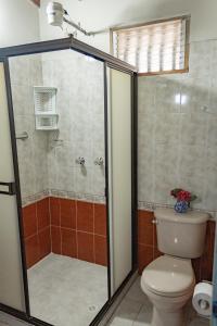 un bagno con doccia e WC di Hotel Casa Encanto Jardín a Jardin