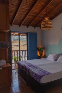 una camera da letto con un letto e una grande finestra di Hotel Casa Encanto Jardín a Jardin
