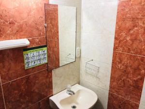 カリにあるHotel casa gustadoraの洗面台と鏡のあるバスルーム +8枚の写真