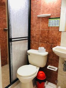 カリにあるHotel casa gustadoraのトイレと洗面台のあるバスルーム