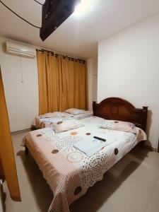 カリにあるHotel casa gustadoraのベッドルーム1室(ベッドカバー付)