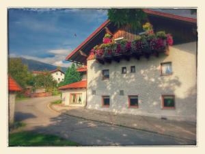 een gebouw met bloembakken aan de zijkant bij Gasthof Pension Gregori in Bad Koetzting