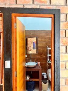 un bagno con uno specchio e un lavandino di El Mirador de la Villa a Tarapoto Altre 71 foto