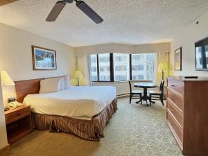 Postel nebo postele na pokoji v ubytování Studio Perfect Location 320 with Pool and Hot Tub