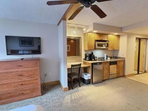 Kuchyň nebo kuchyňský kout v ubytování Studio Perfect Location 320 with Pool and Hot Tub