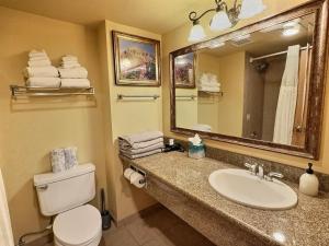 Koupelna v ubytování Studio Perfect Location 320 with Pool and Hot Tub + 14 fotografií