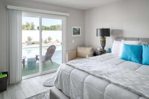 une chambre avec un lit et une porte coulissante en verre dans l'établissement Fairbrook Home - Chic Design Saltwater Pool with Hot Tub, à Mesa 27 autres photos