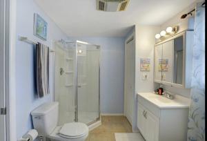 Un baño con ducha, inodoro y lavabo. en Close To Beach! 3 Bedroom 2 Bath, en Englewood 38 fotos más