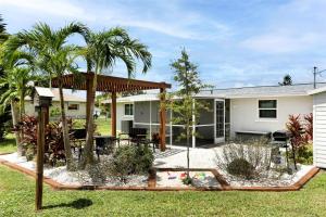 Casa con palmeras y patio en Close To Beach! 3 Bedroom 2 Bath, en Englewood