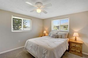 1 dormitorio con ventilador de techo y 2 ventanas en Close To Beach! 3 Bedroom 2 Bath, en Englewood
