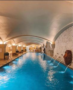 una piscina en un hotel con una gran piscina en BUONA VITTA Gramado Apto 413, en Gramado