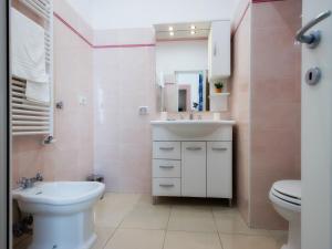 y baño con lavabo blanco y aseo. en Flora Rooms, en Campobasso