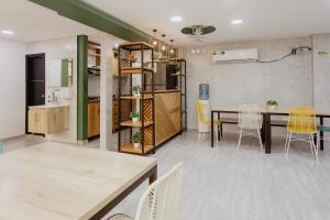 una sala da pranzo con un tavolo e sedie gialle di Hotel Plataneras Caney a Turbo