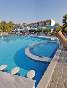 Bazén v ubytování Lintzi Hotel nebo v jeho okolí