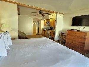 Ένα ή περισσότερα κρεβάτια σε δωμάτιο στο Studio 521 Perfect Location with Pool and Hot Tub