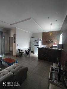 un soggiorno con divano e cucina di Casa Pirenópolis a Pirenópolis