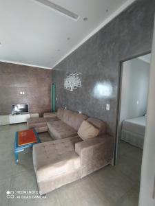 un soggiorno con un divano e un letto di Casa Pirenópolis a Pirenópolis