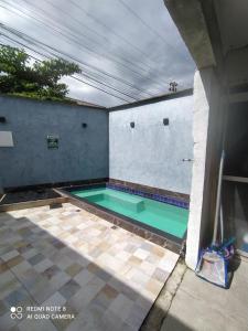 una piscina in un edificio con pavimento piastrellato di Casa Pirenópolis a Pirenópolis