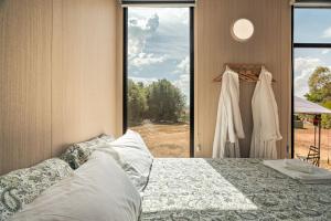 Una cama o camas en una habitación de Fassifern Tiny House 1 by Tiny Away