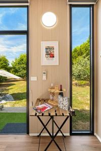una habitación con una mesa frente a una puerta en Fassifern Tiny House 2 by Tiny Away, en Lance Field