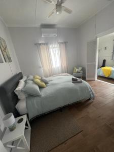 Ένα ή περισσότερα κρεβάτια σε δωμάτιο στο 9 Ash Street Cessnock