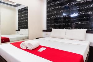 The JRJF Hotel near Tagum Terminal客房内的一张或多张床位