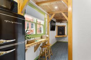 Kuchyň nebo kuchyňský kout v ubytování Downtown Camden Hotel