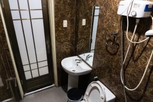 The JRJF Hotel near Tagum Terminal的一间浴室