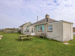 a house with a picnic table in front of it at Tegawelon in Harlech