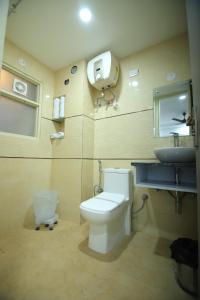 Ένα μπάνιο στο Hotel Breezy Heights +25 φωτογραφίες