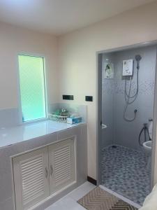 Koupelna v ubytování Aiem-Wilai Guesthouse + 32 fotografií