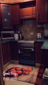 Köök või kööginurk majutusasutuses شالية ارضي بحديقة خاصة في بلو باي ٱسيا السخنة