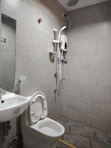 The JRJF Hotel near Tagum Terminal的一间浴室