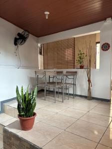 Habitación con patio con mesa y sillas. en Depa Koral, en Puerto Limón