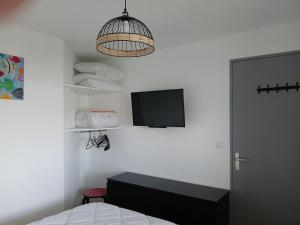 Posteľ alebo postele v izbe v ubytovaní Appartement avec Piscine et Parking, 2 Pièces à Port-Guillaume - FR-1-487-347 + 10 fotografií