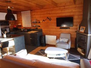 Η κουζίνα ή μικρή κουζίνα στο Chalet chaleureux 8 pers avec cheminée - FR-1-504-692