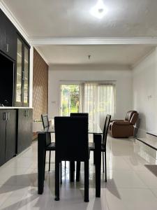Χώρος καθιστικού στο Villa 3 Bedroom Padma Huis Rancamaya +18 φωτογραφίες