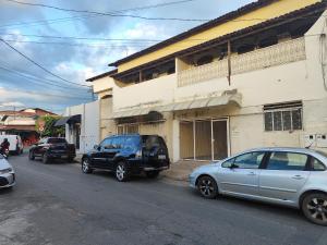 a group of cars parked on the side of a street at Pousada Aleha Quarto Casal Rosé in Montes Claros