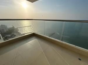a room with a window with a view of a city at Apartamento en Edificio Palmetto Beach frente a la Playa in Cartagena de Indias