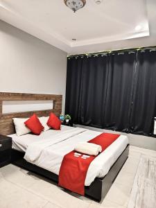 The JRJF Hotel near Tagum Terminal客房内的一张或多张床位