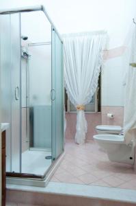 łazienka z przeszklonym prysznicem i toaletą w obiekcie B&B Villa Roma w mieście Piazza Armerina +37 zdjęć