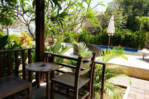 un patio con tavolo, sedia e tavolo di Karang Buncing Lembongan a Nusa Lembongan